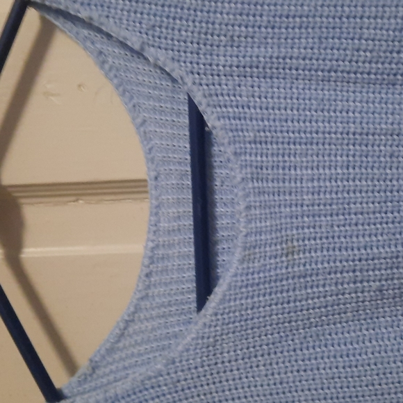 WOMEN'S KNITTED SWEATER WITH NO SLEEVES. - Picture 2 of 3